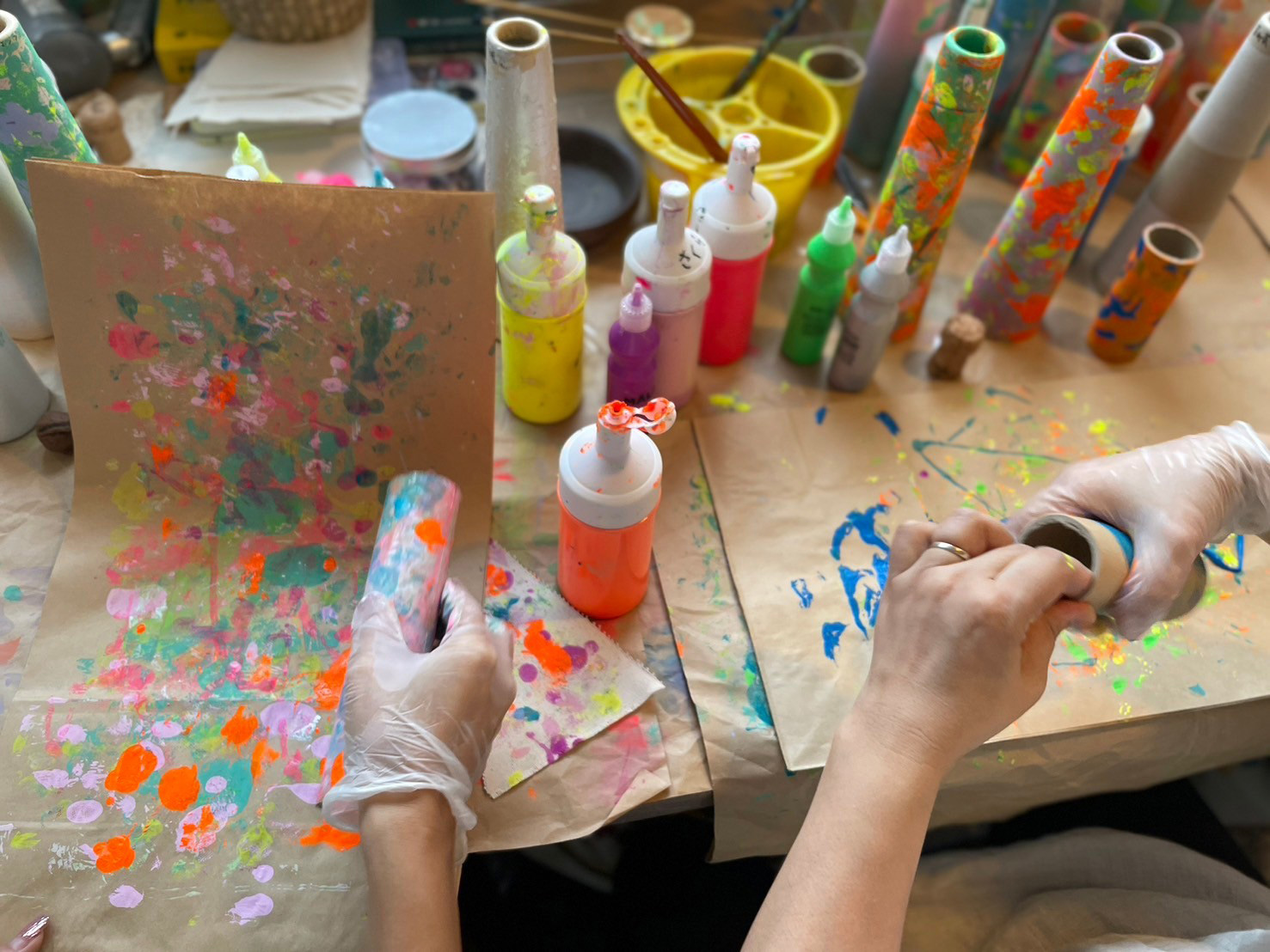 ティンカリング　～身近なもの、こわしたり、つくったり～の体験の様子