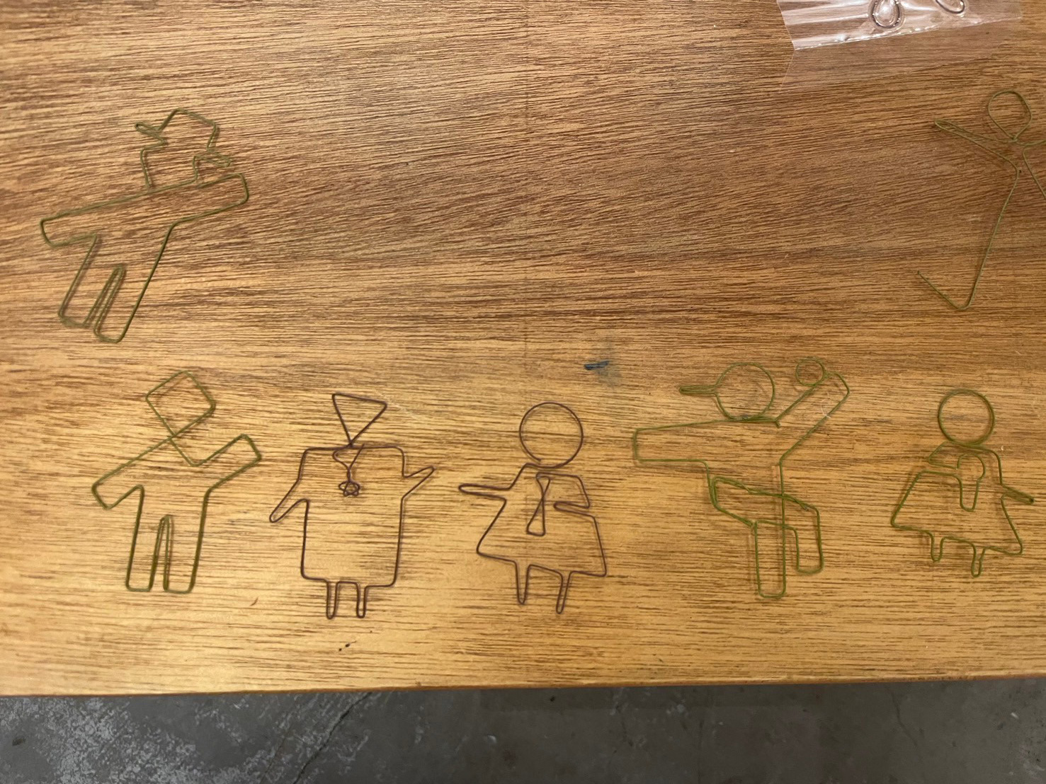 ティンカリング・○○カフェ　～身近なもの、こわしたり、つくったり～の体験の様子