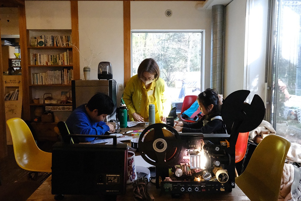 木工作、電子工作、ハンダゴテ、プログラミング、生成Al、マインクラフト、裁縫、レザークラフト、イラスト、カラーセラピー、パステルアート、糸つむぎ、和紙すき、編み物、織物、トランプ、シュレッダー粘土、張り子、シェルター作り、子どもの世話、園芸、調理、色集め、音集め、音楽制作、コマ撮り、映像制作、8ミリフィルム映写、ゾートロープ制作、メディア制作