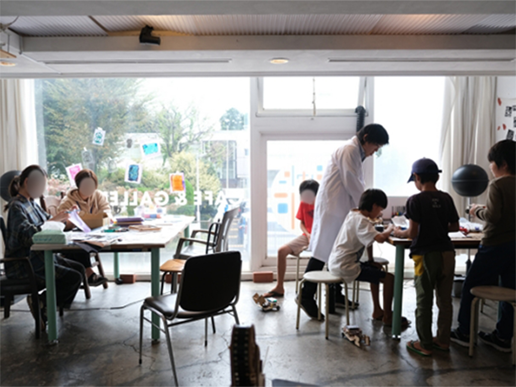 ティンカリング　～身近なもの、こわしたり、つくったり～の体験活動の流れのイメージ画像①