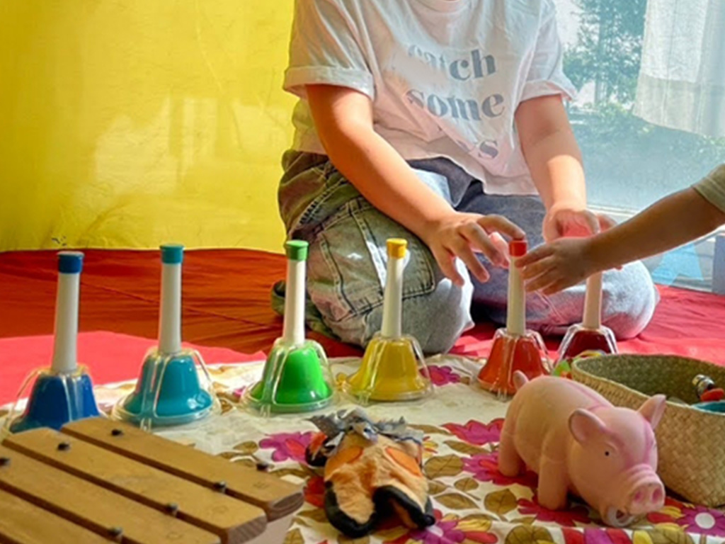 ティンカリング　～身近なもの、こわしたり、つくったり～の体験活動しているときの様子のイメージ画像②