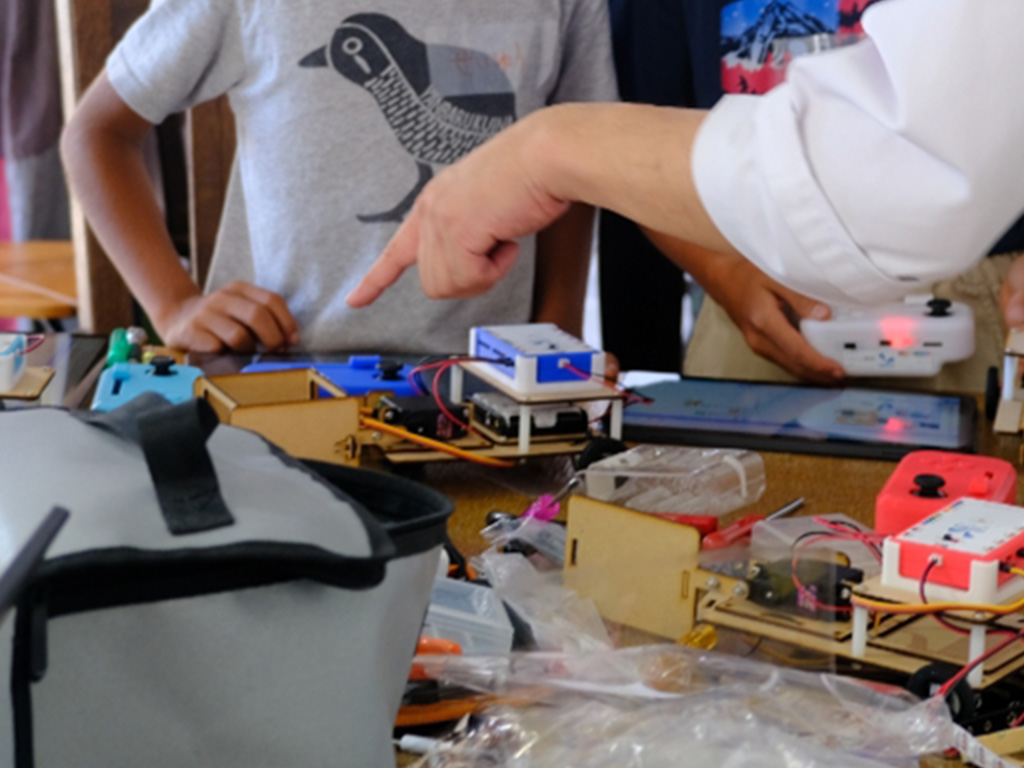 ティンカリング　～身近なもの、こわしたり、つくったり～の体験活動しているときの様子のイメージ画像③