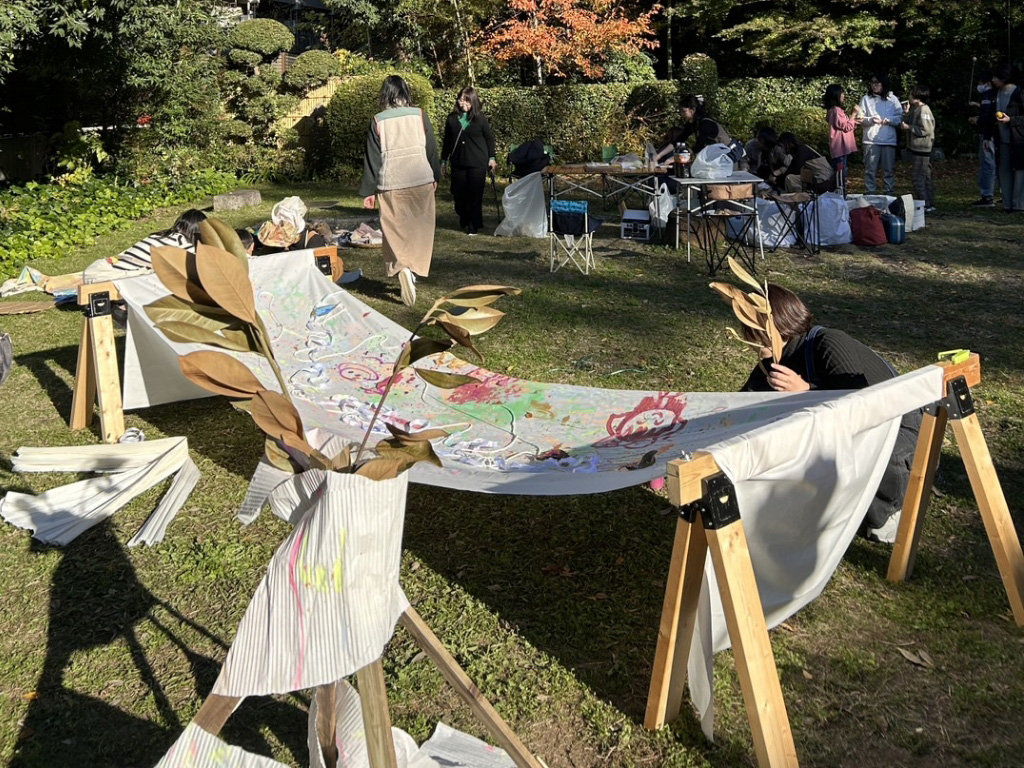 ティンカリング　～身近なもの、こわしたり、つくったり～の体験活動しているときの様子のイメージ画像④