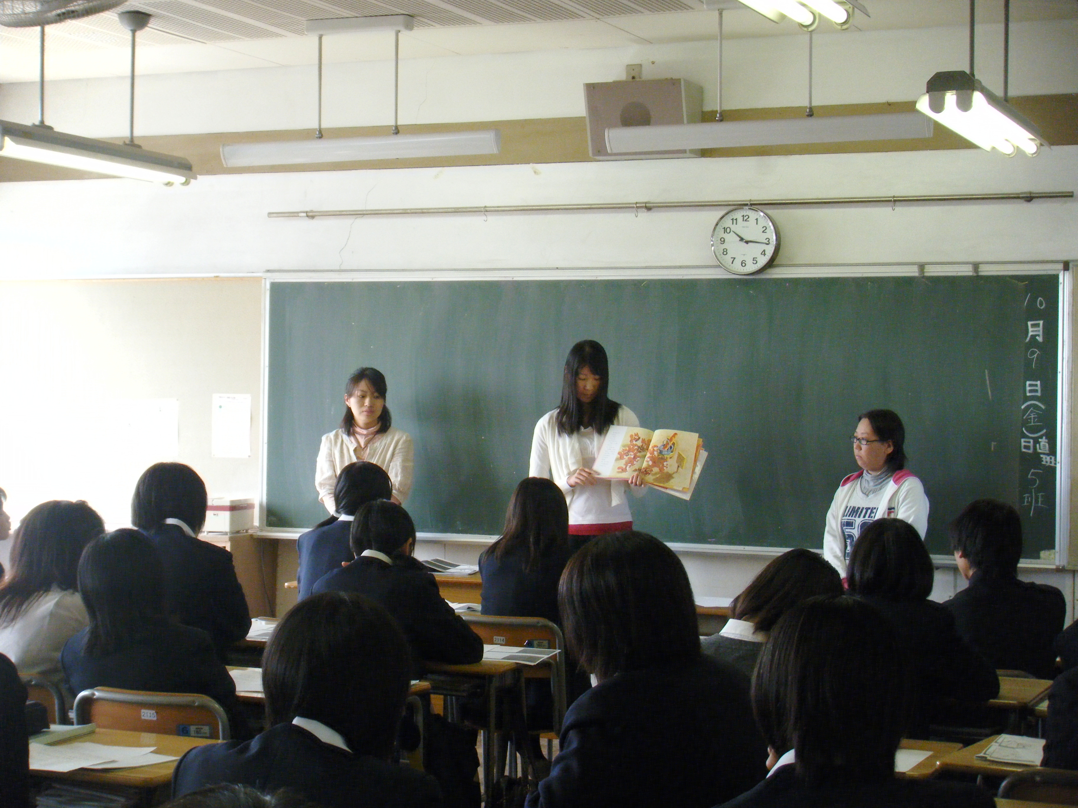 �G�{��ǂݕ��������Ă���l�q