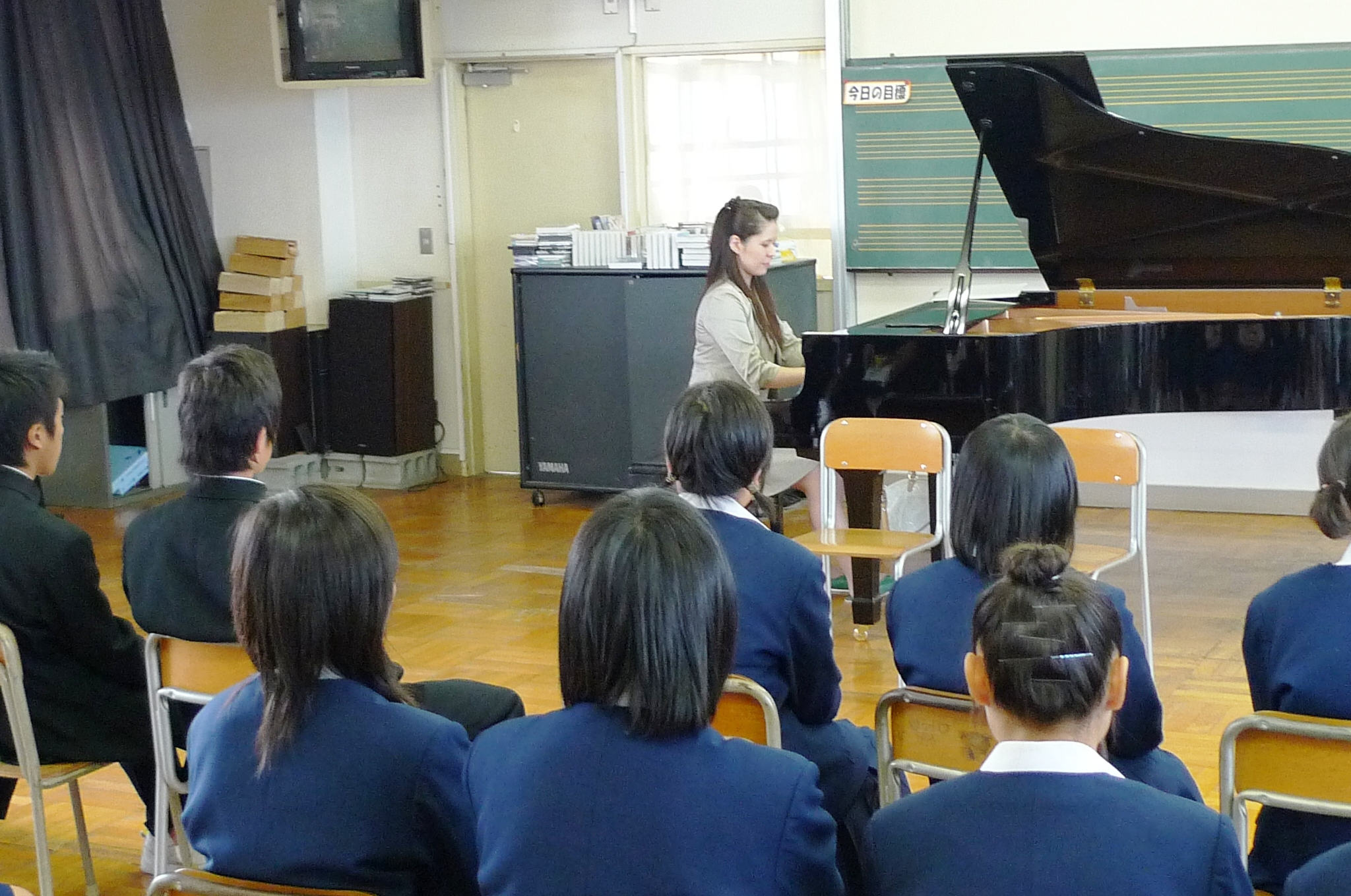 �s�A�j�X�g�����t���Ă���l�q