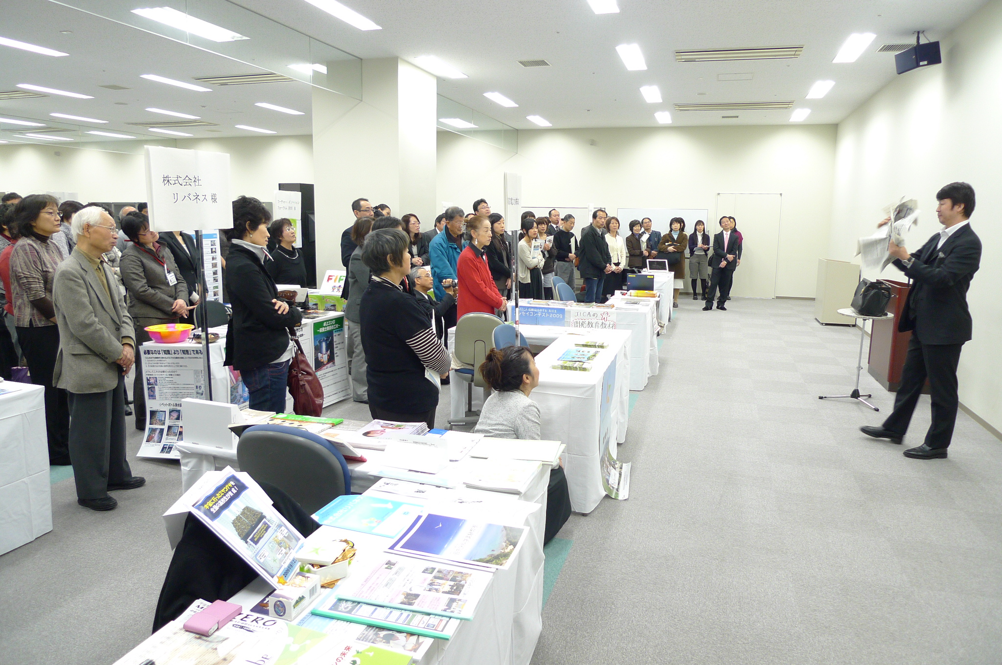 �}�W�b�N���s���Ă���l�q